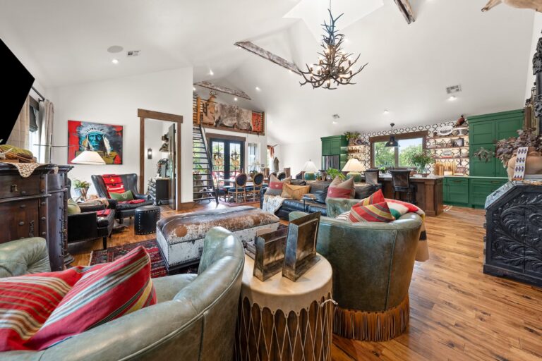 21300 Great Room 1 768x512