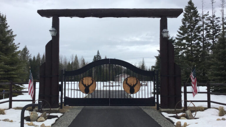 Elk medallion mountain gate by Aberdeen Custom Gate & Iron
