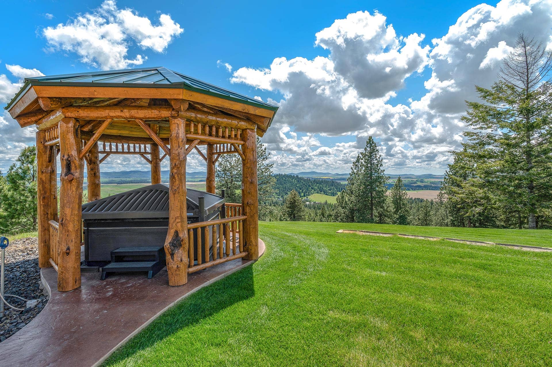 Hot tub overlooking Lake Coeur d'Alene at Painted Rose Ranch